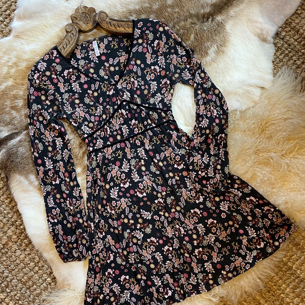 Black Calico Floral Long Balloon Sleeved Dress